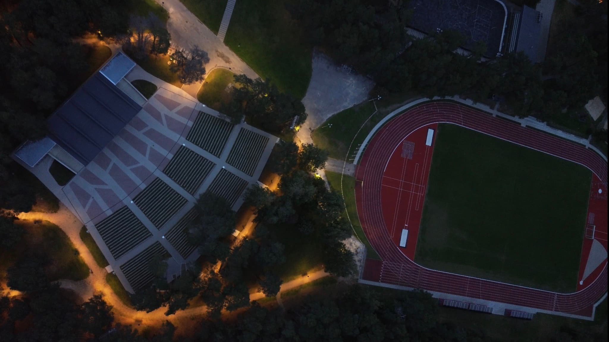 Zvejnieku parks, estrāde un stadions no putna lidojuma